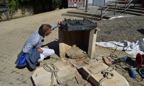 Das „Goslar-Modell“ wird im Beisein von Christoph Gutmann, Leiter des städtischen Fachdienstes Kultur, abgebaut, damit die Sandsteinplatten saniert werden können. Foto: Stadt Goslar