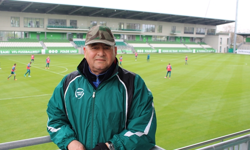 VfL-Fan Abid Belgacem war schockiert von dem Anschlag in Dortmund und hofft, dass so etwas in Wolfsburg nie passiert. Fotos: Bernd Dukiewitz