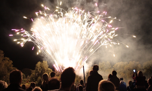 Ein rund 15-minütiges Höhenfeuerwerk bildet den atemberaubenden Abschluss der Veranstaltung. Archivfoto: Thorsten Raedlein
