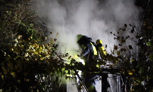 Wieder musste die Feuerwehr in den Kleingartenverein Driebenberg ausrücke. In der vergangenen Nacht brannten sogar zwei Lauben. Fotos: Feuerwehr Königslutter 