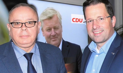 Andreas Meißler (l.), CDU-Stadtverbandsvorsitzender und Mitgliederbeauftragter im Kreisvorstand, im Gespräch mit dem zukünftigen niedersächsischen CDU-Generalsekretär Kai Seefried (r.). CDU-Vorsitzender Bernd Althusmann ist im Hintergrund auf einer Tafel abgebildet. Foto: CDU
