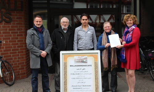 Spende an das Willkommenscafé im Roncallihaus. Von links: Martin Pfeiffer (St. Petrus Kirchengemeinde), Hans Josef Schauf (Ökumenischer Arbeitskreis), Geburtstagskind Walid Rasul, Christa Duesberg (Ökumenischer Arbeitskreis) und Viola Bischoff (Korrdinatorin des Willkommenscafés) Foto: Max Förster