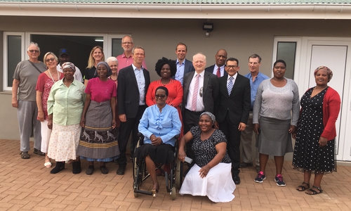 Oberbürgermeister Klaus Mohrs und der stellvertretende Botschafter der Bundesrepublik Deutschland in Südafrika, Dr. Rüdiger Lotz (6. v. r.), besuchten den neuen Future Compass des BE YOUR OWN HERO e.V.. Foto: Stadt Wolfsburg
