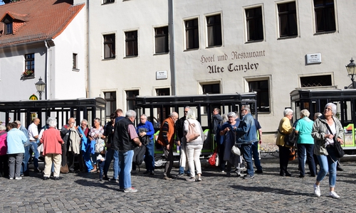 In Erwartung auf das Kommende versammelt man sich an der Bimmelbahn. Foto: Peter Illner