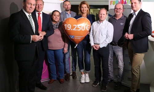 Thomas Fast (Leiter der Direktion Gifhorn), Jürgen Brinkmann (Vorstandsvorsitzender), Elisabeth Schöneberg (Schwimmtrainerin bei „Kids auf Schwimmkurs“), Stephan Ehlers (Geschäftsführer des VfL Wolfsburg e.V.), Bernd Jendro und Walter Lippe (Allerwelle Gifhorn) und Gifhorns Bürgermeister Matthias Nerlich (v. li.) bei der Spendenübergabe an Franziska van Almsick (Mitte). Fotos: Volksbank BraWo