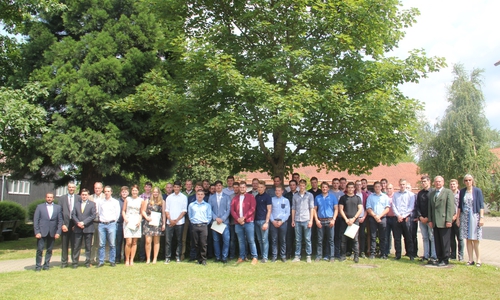 41 frisch geprüfte ForstwirtInnen konnten nach dreijähriger Ausbildung in den Niedersächsischen Landesforsten und anstrengenden Prüfungen stolz ihre Gesellenbriefe entgegennehmen. Foto: Niedersächsische Landesforsten