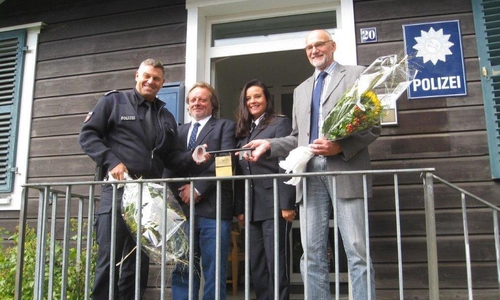 Die Polizeistation Braunlage wird nun von Klaus-Ulrich Bock geleitet. Thorsten Ahrens, Klaus-Ulrich Bock, Polizeichefin Petra Kirschker und Personalratsvorsitzenden Jörg Homann bei der symbolischen Schlüsselübergabe. Foto: Breuer/Polizei