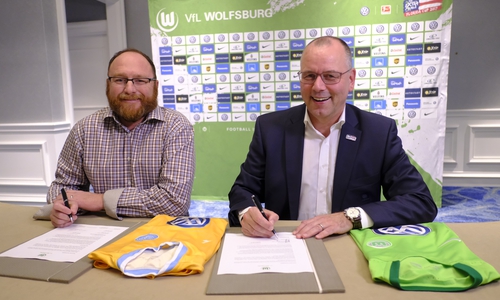 Partnervertrag zwischen Chattanooga FC´s Sean McDaniel und VfL Wolfsburg´s Thomas Röttgermann Foto: regios24/Joachim Mottl