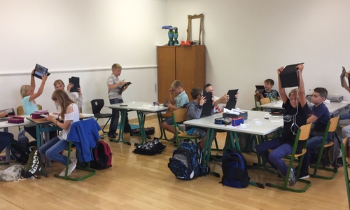 Die Schülerinnen und Schüler an der IGS Schöppenstedt freuen sich über ihre Tablet- Computer. Foto: IGS Schöppenstedt