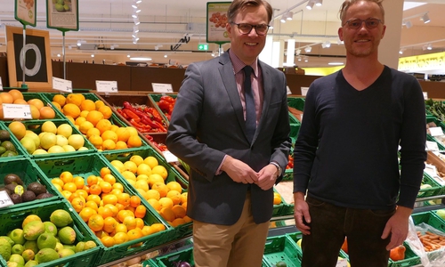 Ralf Schubert (rechts), Geschäftsführer von MutterGrün, führte Landrat Dr. Andreas Ebel durch den Gifhorner Biomarkt. 
