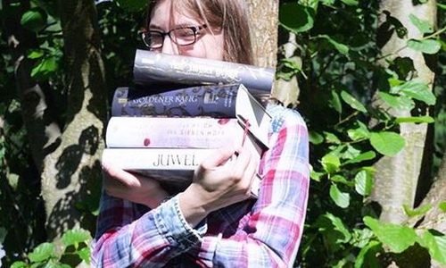 Instagrammerin Jolien Liebhart lädt zum Club der Buchliebhaber in die Jugendbibliothek.

Foto: Jolien Liebhart