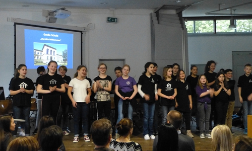 Der Chor sang „Hey There Delilah“ während der Informationsveranstaltung im OSH. Foto: Große Schule