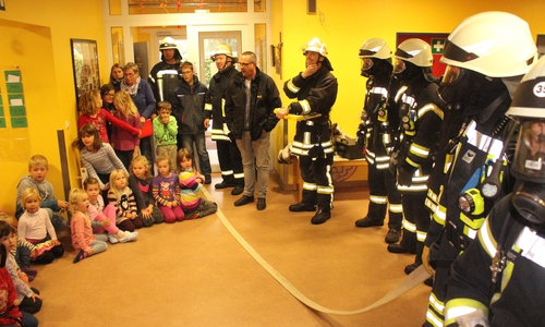 Der Kindergarten Wiedelah absolvierte am Donnerstag seine erste Feuerwehr-Übung. Fotos: Anke Donner 