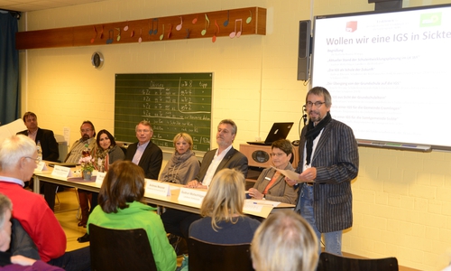 Dr. Diethelm Krause-Hotopp (rechts) begrüßte die zahlreichen Zuhörer/innen. Auf dem Podium von links: Detlef Kaatz (Bürgermeister Cremlingen), Christian Müller (stellv. Samtgemeindebürgermeister Sickte), Paula Neubauer (Elternvertreterin), Walter Herrmann (Moderator), Brigitte Rössing (Schulleiterin Comeniusstraße Braunschweig) Andreas Meisner (Schulleiter IGS Franzsches Feld Braunschweig) und Gudrun Wollschläger (Landkreis Wolfenbüttel). Foto: Ulrich Schwarze