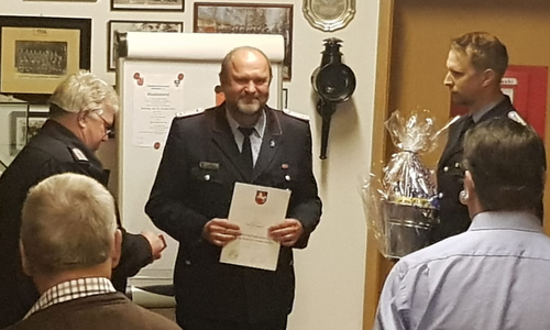 Gemeindebrandmeister Matthias Rößchen, den geehrten Peter Kunzmann und den stellv. Gemeindebrandmeister und Ortbrandmeister Tobias Hurlbeck zeigt. (von links). Foto: Feuerwehr Süpplingen