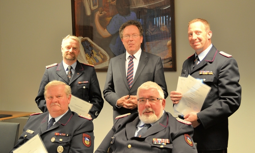 Erster Kreisrat Wolfgang Herzog mit den alten und neuen Abschnittsleitern. Foto: Landkreis Helmstedt