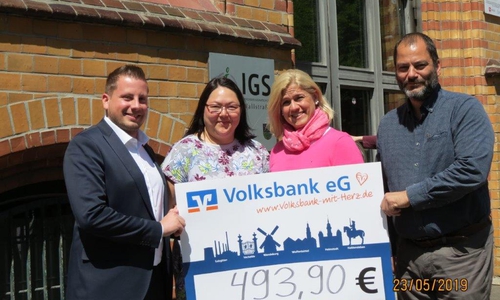 Spendenübergabe der Volksbank an die Verantwortlichen der IGS Wallstraße. Foto: IGS Wallstraße