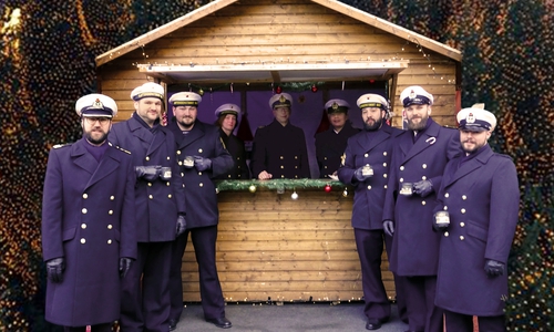  In Uniform am Glühweinstand: Eine Delegation des Flottendienstbootes OKER der Bundesmarine verkauft das Heißgetränk zum guten Zweck auch in diesem Jahr am Hohen Weg.
Archivfoto: Stadt Goslar