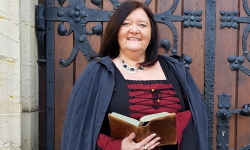 Alrauneke von Helmoni alias Doris Hergesell leitet die Nachtführung. Foto: Stadt Helmstedt 