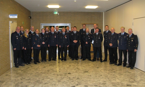 Die Gewählten, Geehrten und Ernannten mit KBM Rüdiger Ernst , Abschnittsleiter West und stv. KBM Andreas Runge , Abschnittsleiter Ost und stv. KBM Martin Ahlers (rechts) sowie der zukünftige Abschnittsleiter Ost und stv. KBM Jörg Diederichs (2. von rechts) Foto: Kathrin Zimmermann 

