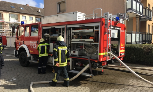 In einem Mehrfamilienhaus in Fümmelse brannte ein Wohnzimmer völlig aus. Fotos: Alexander Dontscheff