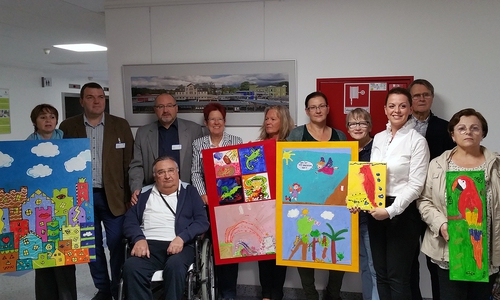 Zum 20-jährigen Bestehen übbereichte der Förderverein fünf Panorama-Aufnahmen an das Klinikum. Foto: Städtisches Klinikum