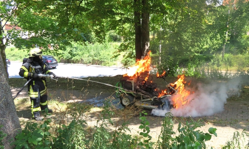Ein Rasenmäher fing Feuer. Fotos: Feuerwehr Goslar