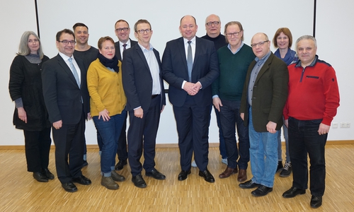 Oberbürgermeister Klaus Mohrs (6. von links) und Holger Stoye (rechts daneben) mit dem Aufsichtsrat der WMG um Harald Vespermann (Vorsitzender, 4. von rechts) und Sabah Enversen (stellv. Vorsitzender, 2. von links). Foto: WMG Wolfsburg
