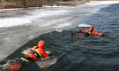 Die Wasserrettung des DLRG trainierte den winterlichen Ernstfall. Fotos: DLRG Wolfsburg