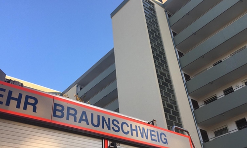 Die Feuerwehr musste bis in den siebten Stock des Mehrfamilienhauses vordringen. Fotos: Nick Wenkel