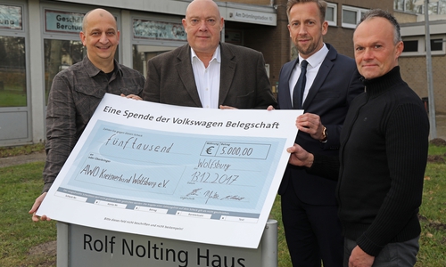 Die Spende übergaben die Betriebsräte Marcus Kirste (v.l.) und Karsten Siemann kürzlich zusammen mit Ralf Witte, Volkswagen Personal, an den AWO-Kreisgeschäftsführer, Marcus Musiol. Foto: Volkswagen