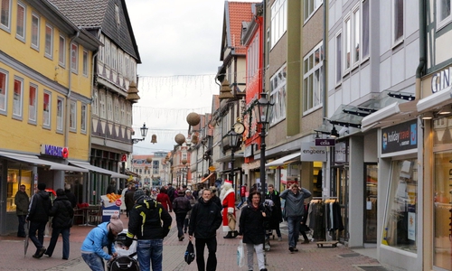  Die Stadt Wolfenbüttel hat zum 31. Dezember 2015 insgesamt 53.353 Einwohner im Stadtgebiet gezählt. Laut der Stadtverwaltung zeichnet sich für die Stadt auch in Zukunft eine weitgehend stabile und nur leicht abnehmende Bevölkerungsentwicklung ab. Trotz der leicht rückläufigen Einwohnerzahlen nehme der Bedarf an Wohnraum zu, heißt in einer städtischen Prognose. 