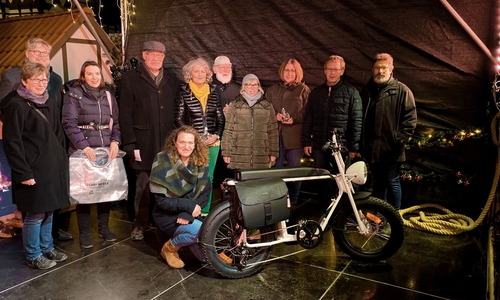 Am Freitag wurde das "UniMoke"-E-Bike an die Gewinnerin übergeben.

Foto: Stadt Wolfenbüttel