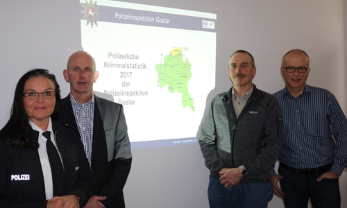 Laut der Kriminialstatistik  der Polizei Goslar ist es sicher im Landkreis.  Polizeichefin Petra Krischker, Erster Kriminalhauptkommissar Friedrich-Wilhlem Satttler, Kriminalhauptkommissar Markus Lüdke und Kriminalhauptkommissar Ralf Bürger stellten die Statistik am Dienstag vor. Foto: Anke Donner 
