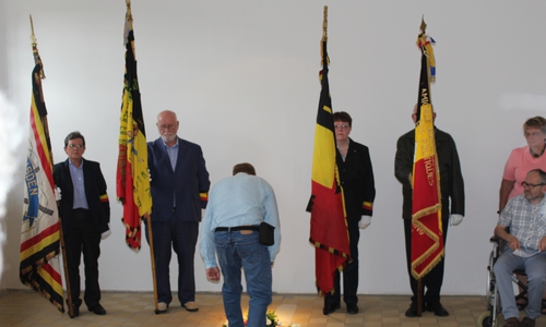 Die belgischen Besucher legen einen Kranz an der Stelle nieder, wo früher die  Guillotine stand. Fotos: Jan Borner