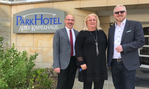 Der Vereinsvorsitzende Falk Hensel und Agenturleiterin Astrid Hunke haben die Spende von Karl-Heinz Hoffmann, er ist, gemeinsam mit seinem Bruder Stephan Hoffmann, Geschäftsführer und Inhaber des Parkhotels, entgegengenommen. Foto: Freiwilligenagentur