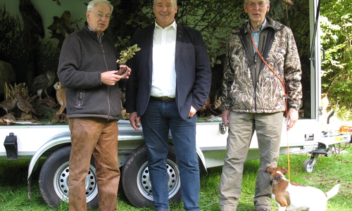 Am Infomobil: Bernd Becker, Frank Oesterhelweg und Kreisjägermeister Alfred Wesche. Foto: Jürgen Ronge, Jägerschaft WF