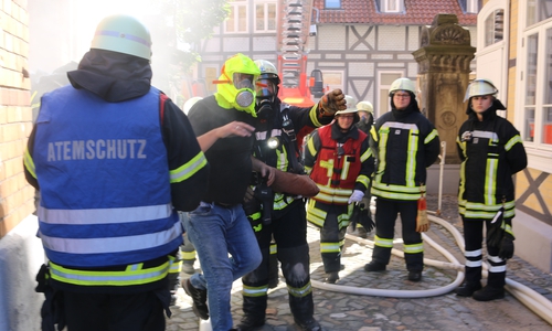 Vier Personen wurden von der Feuerwehr aus dem verrauchten Gewölbekeller gerettet. Fotos/Video: Werner Heise