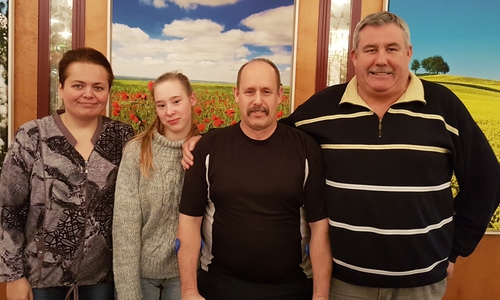 Krankenbesuch bei Klaus-Rüdiger Peik.
von Links: Damenleiterin Natalia Matzuga, Tochter Sarah Peik, Rehabilitand Klaus-Rüdiger Peik und 1. Vorsitzender Wilfried Schwokowski Foto: PGM