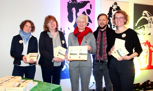 Sie stellten das neue Heimatbuch vor: Meike Buck, Beate Kosfeld, Christiana Steinbrügge, Kreisheimatpfleger Marco Failla, Johanna von Anshelm (v. li.). Fotos: Bernd-Uwe Meyer