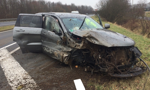 Zum Glück hielt die Schutzplanke das Fahrzeug zurück. Foto: Polizei