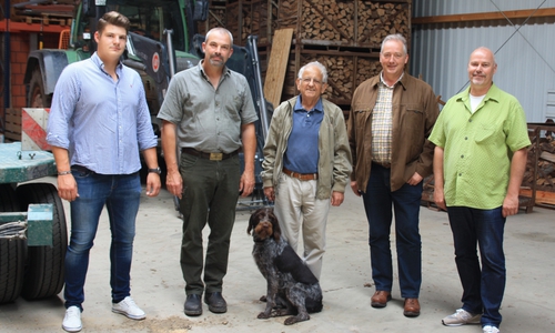 Lennard Curland, Torsten Curland, Johannes Wolframm, Frank Oesterhelweg und Karsten Ansorge in der neuen Betriebshalle. Foto: CDU
