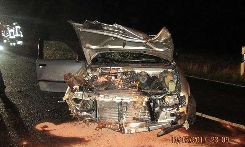 Das Unfallauto nach dem Zusammenstoß mit einem Baum. Foto: Polizei Wolfsburg