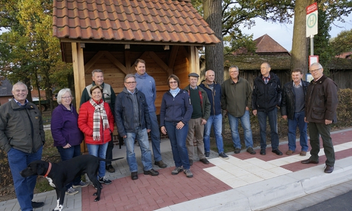 Hinnerk Bode-Kirchhoff (6. von links) erklärt den Kreistagsabgeodneten die erfolgten Baumaßnahmen. Foto: CDU Fraktion im Gifhorner Kreistag