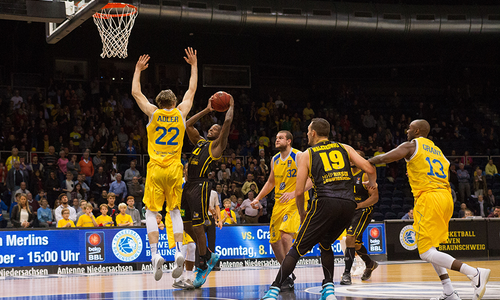 Gegen Crailsheim erst um 5 Uhr. Foto: Daniel Reinelt/Sportfotos-BS.de