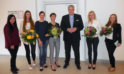 Die Absolventinnen und Gratulanten: Rafiga Kurt (von links), Ann-Kristin Tiegel, Olga Klink, Elena Elzeßer, Markus Hering, Lisa-Marie Meyer und Isabell Tietz. Foto: WoBau