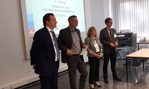 v.r.n.l Torsten Glaser, NLSchB-Regionalabteilungsleiter Braunschweig, Polizeipräsident Michael Pientka, Jutta Sengpiel, NLSchB und Frank Hellwig, Polizeidirektion Braunschweig. Foto: Polizei Braunschweig