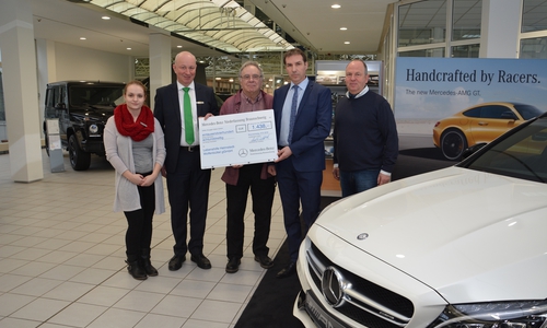 Bei der Scheckübergabe im Autohaus: Mercedes-Center-Leiter Detlev Quidde, Lebenshilfe-Vorsitzender Klaus Bätcke, Lebenshilfe-Geschäftsführer Bernd Schauder, Mercedes-Auszubildende Linda Berndt und Michael Steffens vom Mercedes-Betriebsrat.  Foto: Lebenshilfe