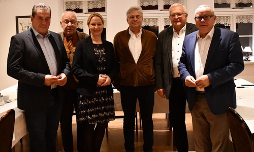 Der CDA-Kreisverband tagte im Forsthaus. Auf die neuen Aufgaben freuen sich (v. l.) Uwe Lagosky, Dieter Lorenz, Martina Sharman, Herbert Theissen und Klaus Hantelmann.

Wahlleiter Andreas Meißler (l.) gehörte zu den ersten Gratulanten. Foto: CDA