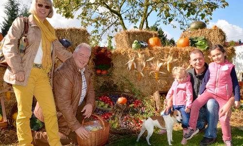 Elke und Frank Oesterhelweg mit Michael Molks und Töchtern am 3. Oktober beim Hoffest der Familie Molks in Evessen.